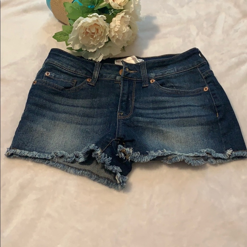 Juniors size5 No boundaries dark wash jean shorts